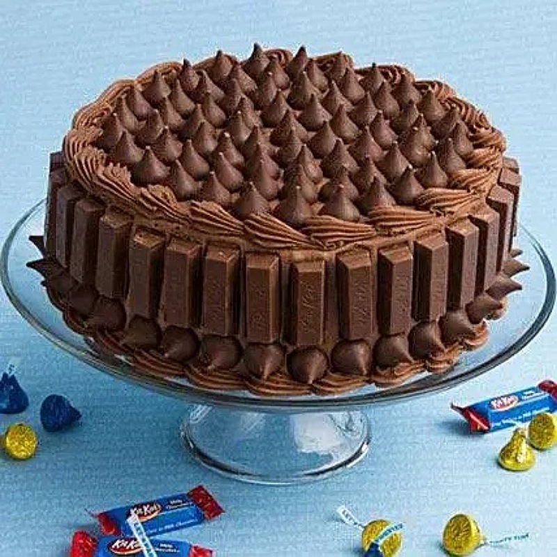 Crunchy KitKat Cake